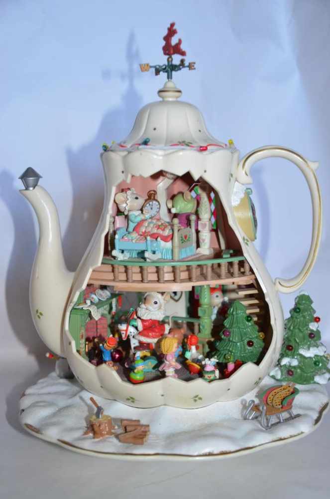 ENESCO Musicbox "Holiday Bungalow - Twas The Night Before Christmas" ENESCO Musicbox "Holiday