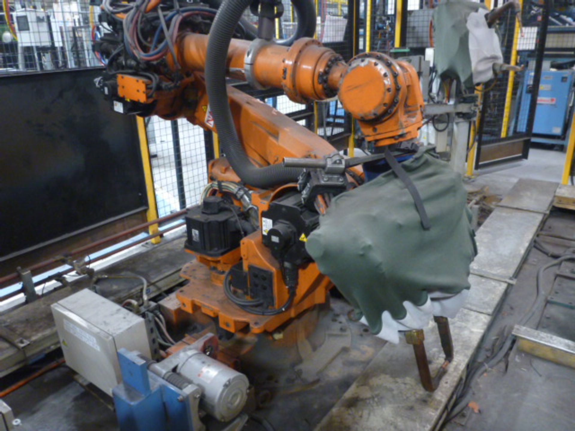 Nachi ST166-02-AX20-2201 Robotic Spot Welder (2008) FS04 - Image 2 of 7