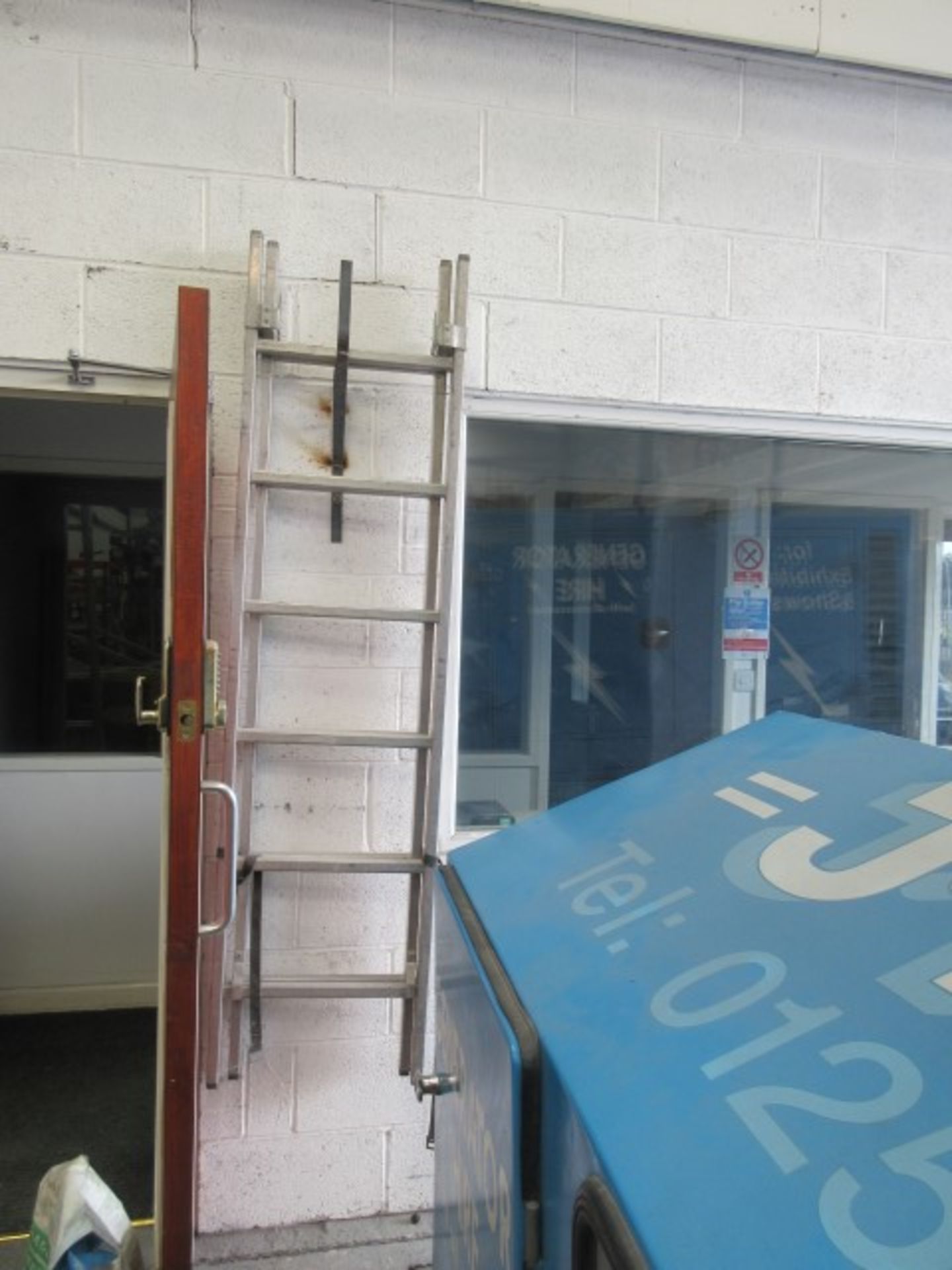 Six rung aluminium double extension ladder.