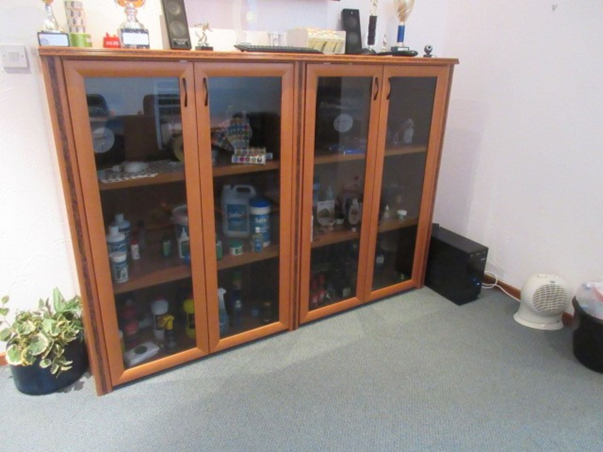 Boardroom table with 6 chairs, display cabinet, side cabinet & side table - Image 4 of 4