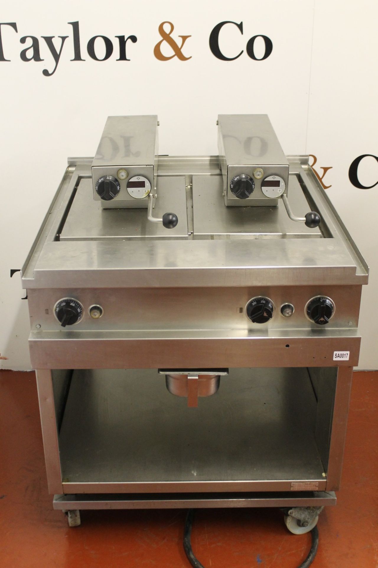 Large Griddle / Hot Plate with 2 x Pressure Plates Model 005601 – 1 support leg missing -NO VAT - Bild 2 aus 2