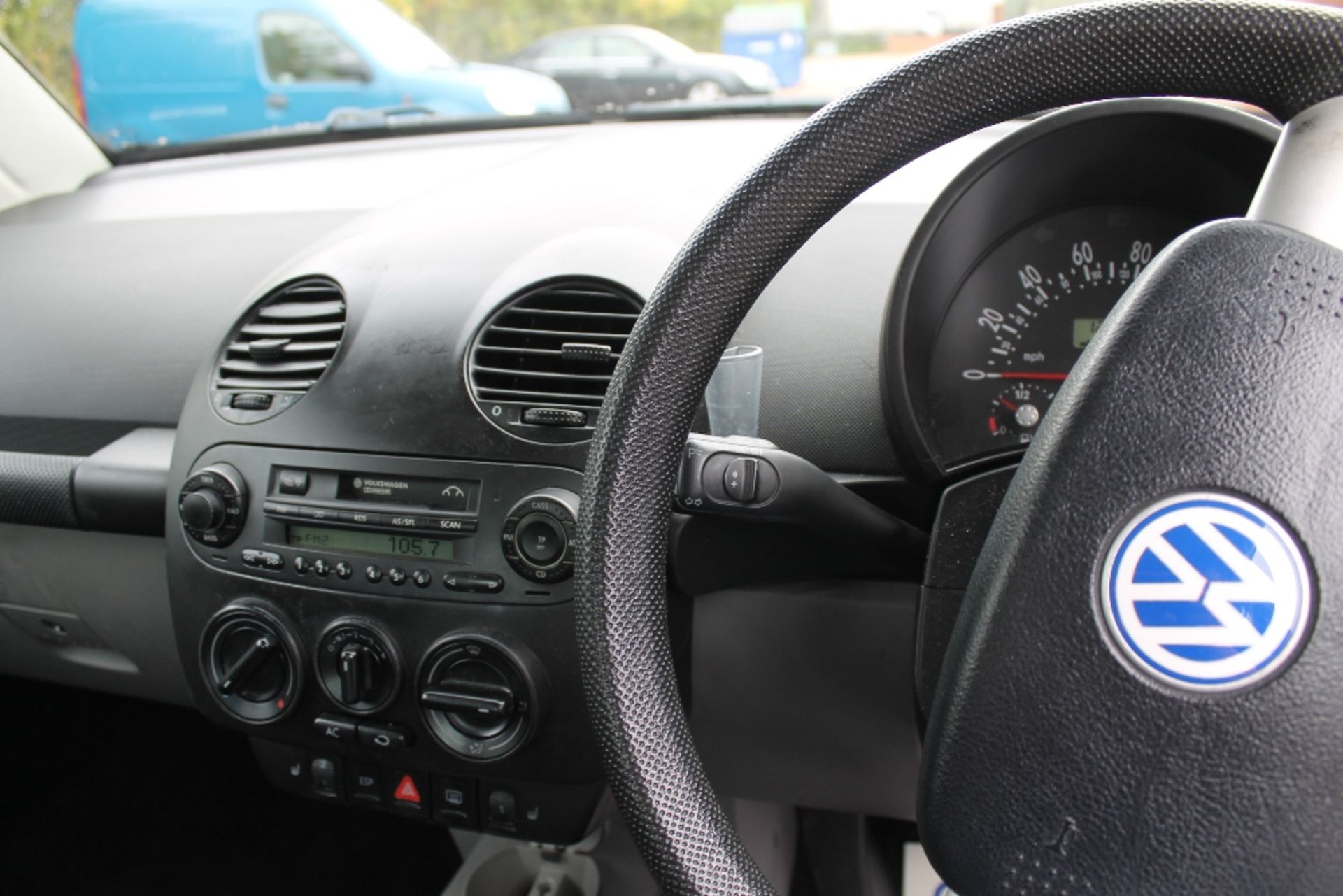 2000 VW BEETLE SILVER 2.0Ltr PETROL Reg: W223 PVU MOT: 17-05-2018 Mileage: 120,238 Service History : - Bild 12 aus 12