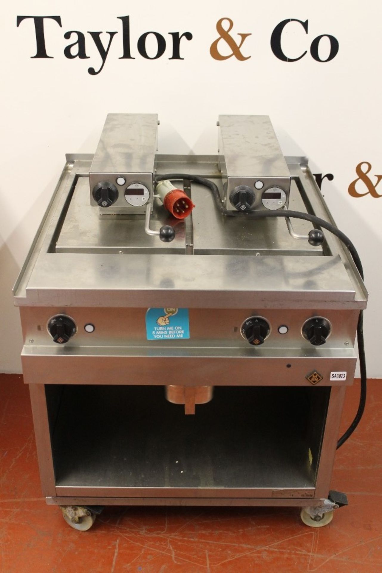 Large Griddle / Hot Plate with 2 x Pressure Plates Model 005601 – 1 support leg missing -NO VAT