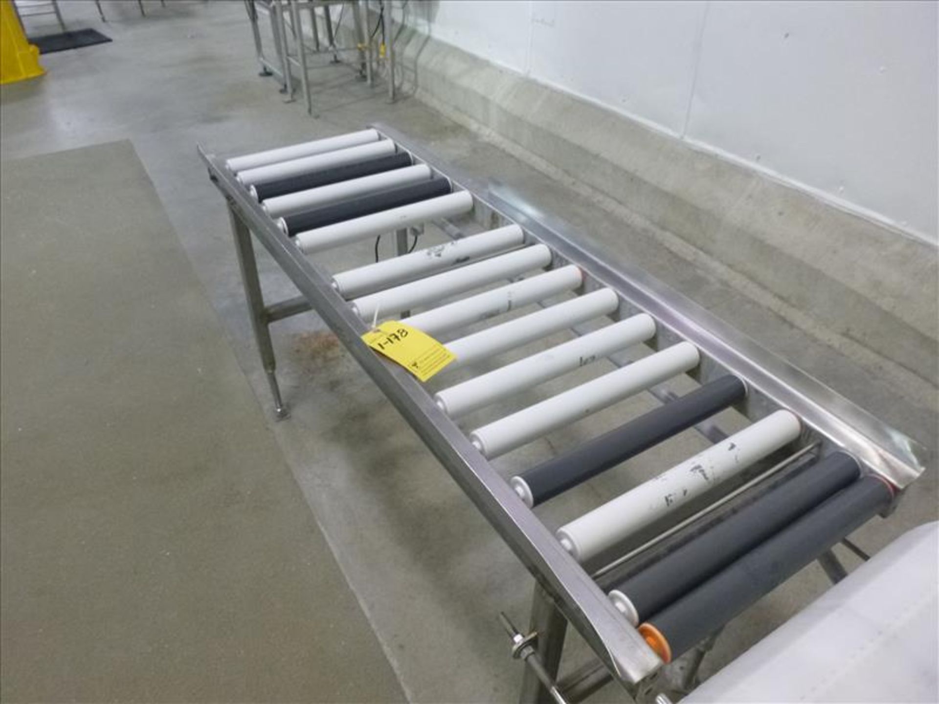 approx. 17 in. x 5 ft. gravity roller conveyor (Upper Packaging)