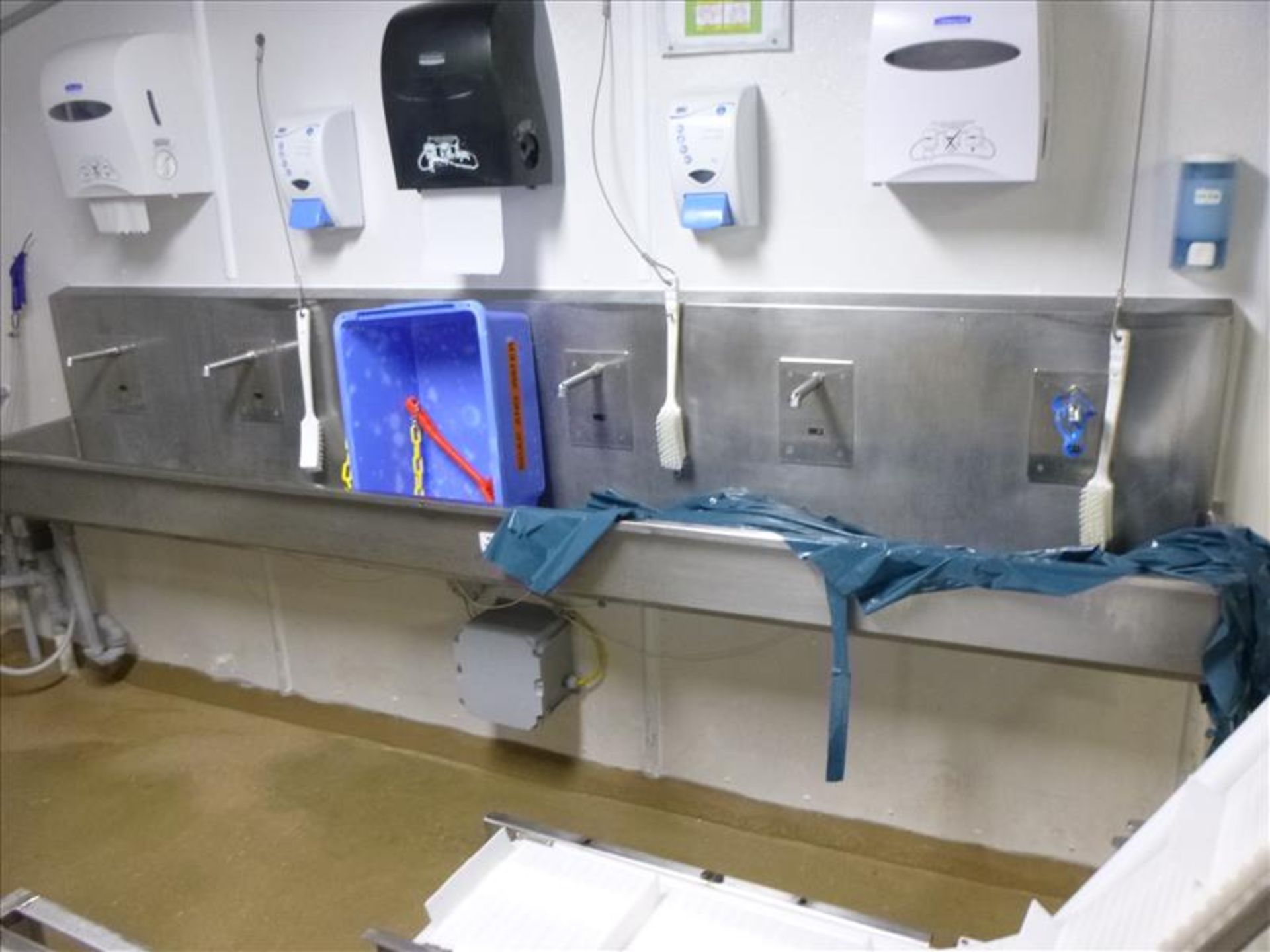 s/s 6-station hand wash sink, motion activated (Upper Deboning )