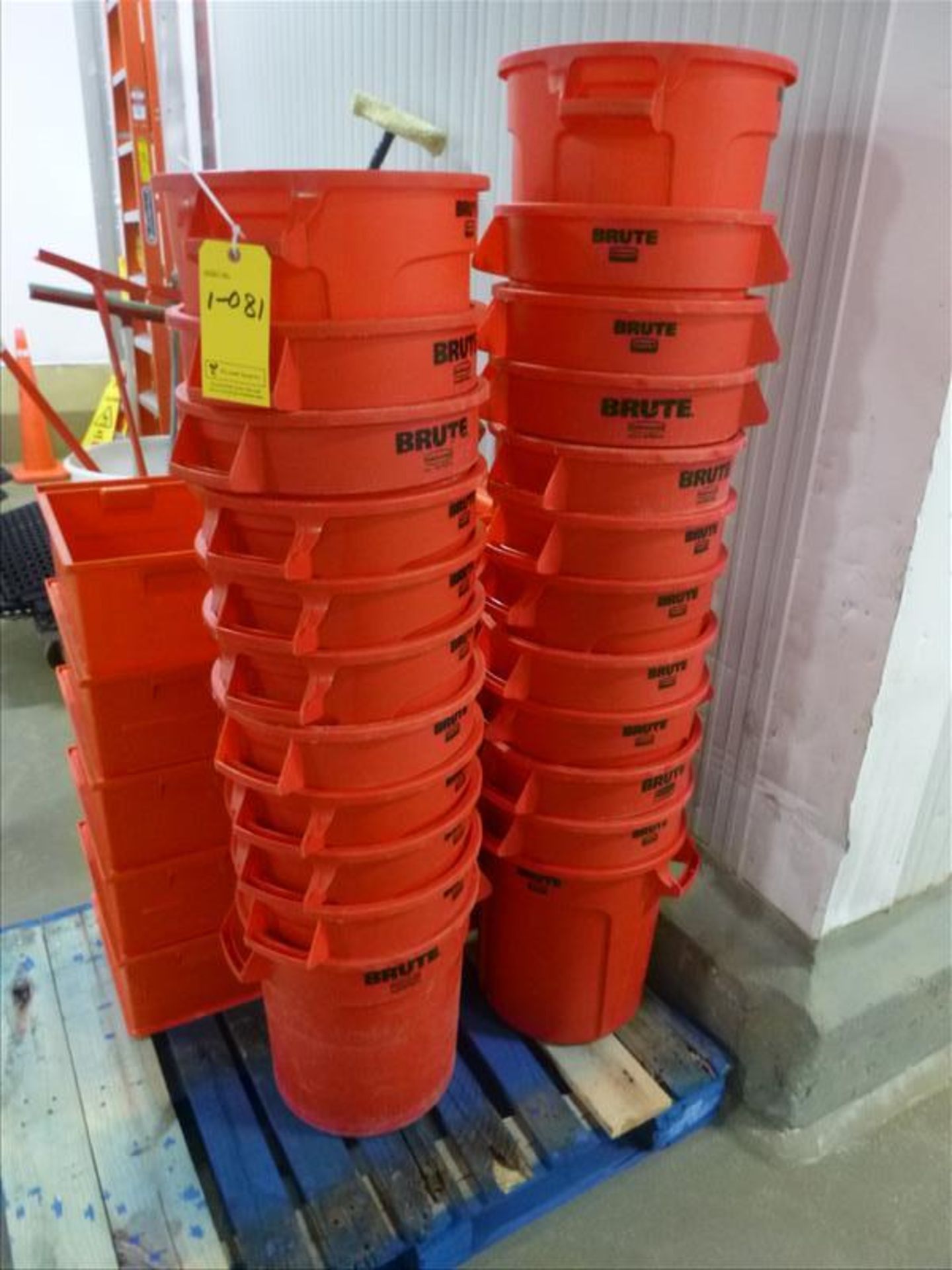 qty. of Brute red/white plastic waste bins (Upper Deboning)