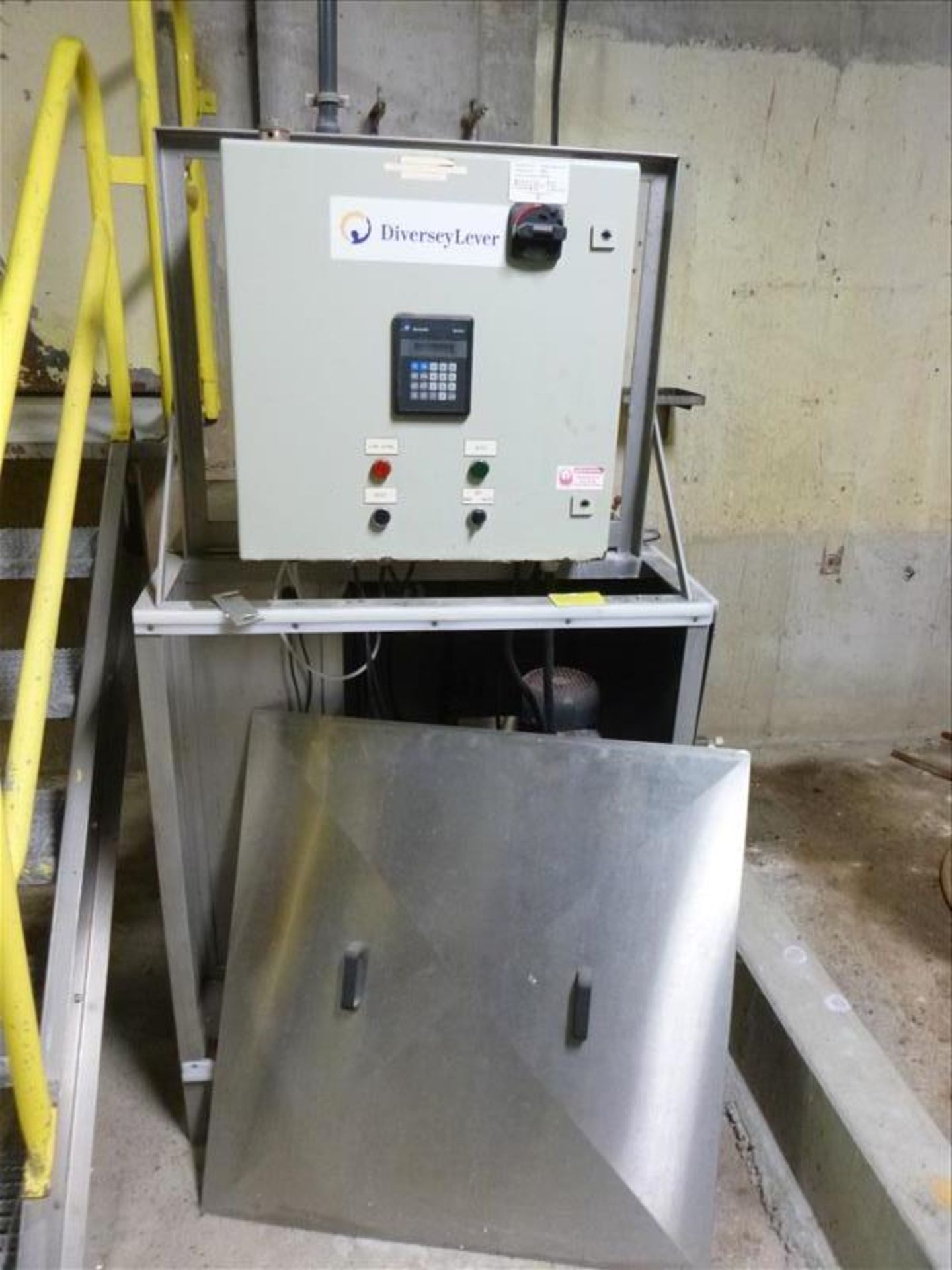 DiverseyLever central foam system c/w poly tank (further processing, basement)