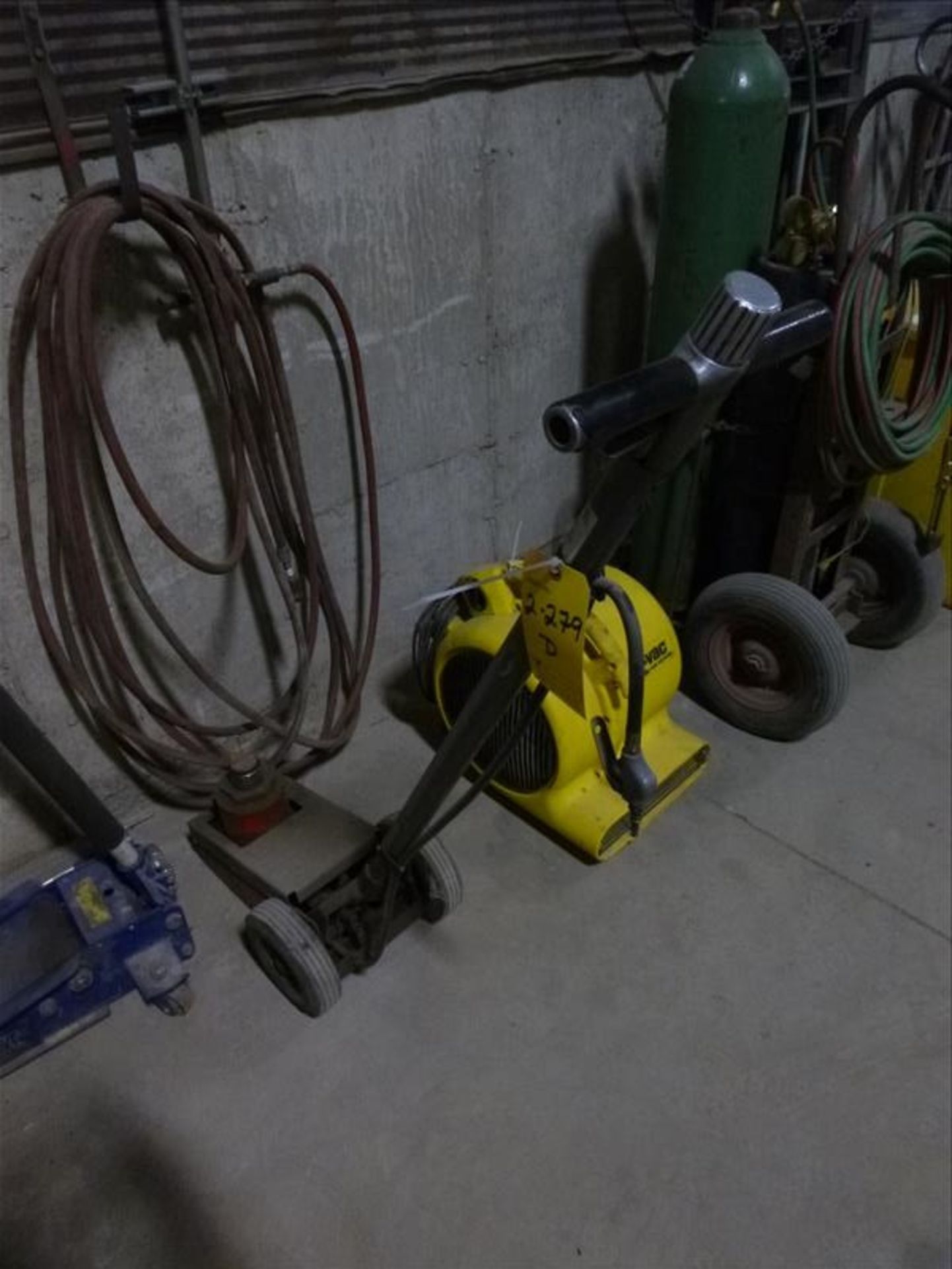 hydraulic bottle jack w/ cart (mechanic shop)