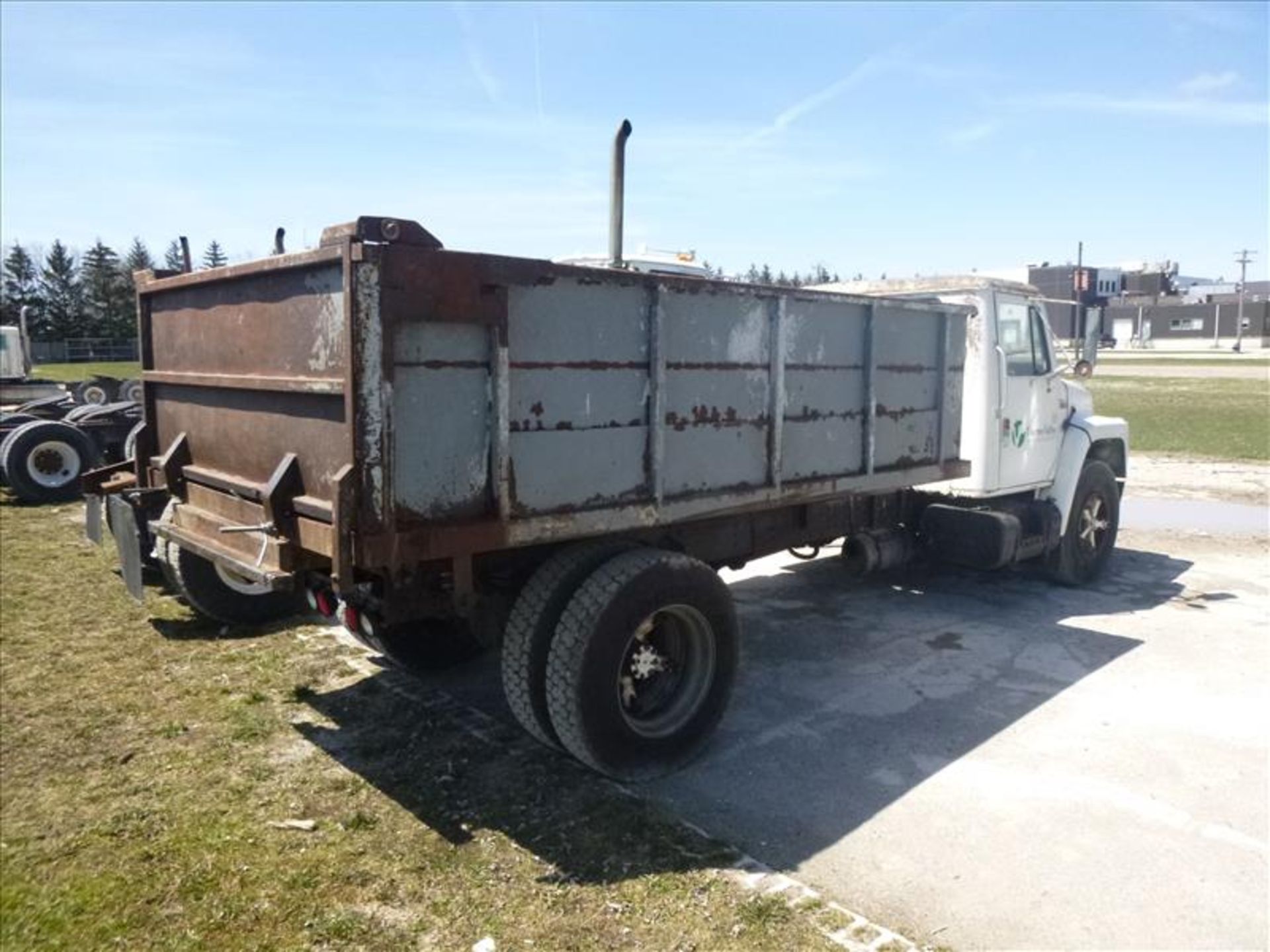 1987 International S1600 single axle diesel dump truck, model 1654, v.i.n. 1HTLAHGM5HH483891 - Image 2 of 6