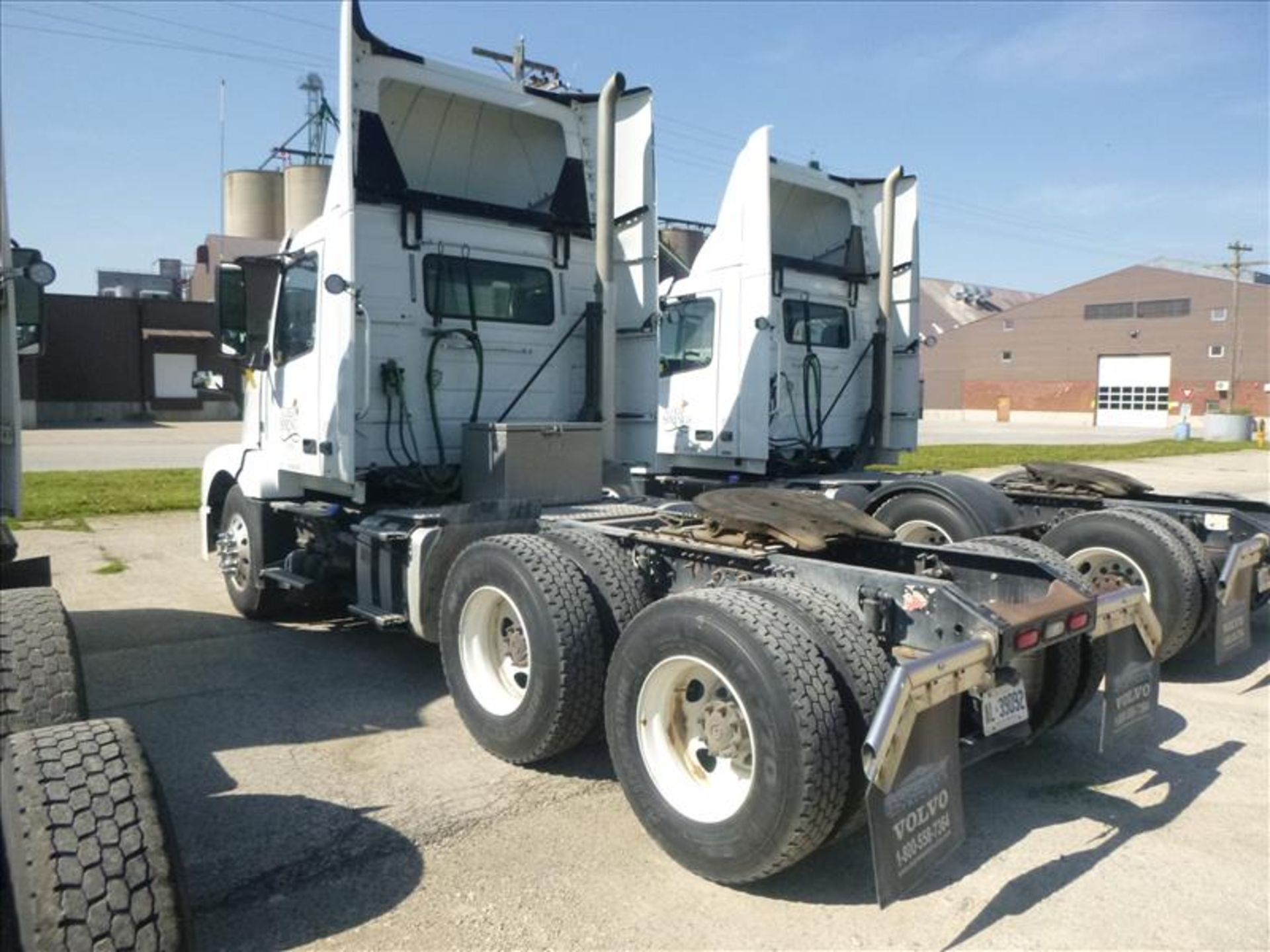 2016 Volvo VNL 64T tandem axle diesel tractor, v.i.n. 4V4NC9DG1GN935568, lic. no. AL39092, odometer - Image 2 of 7