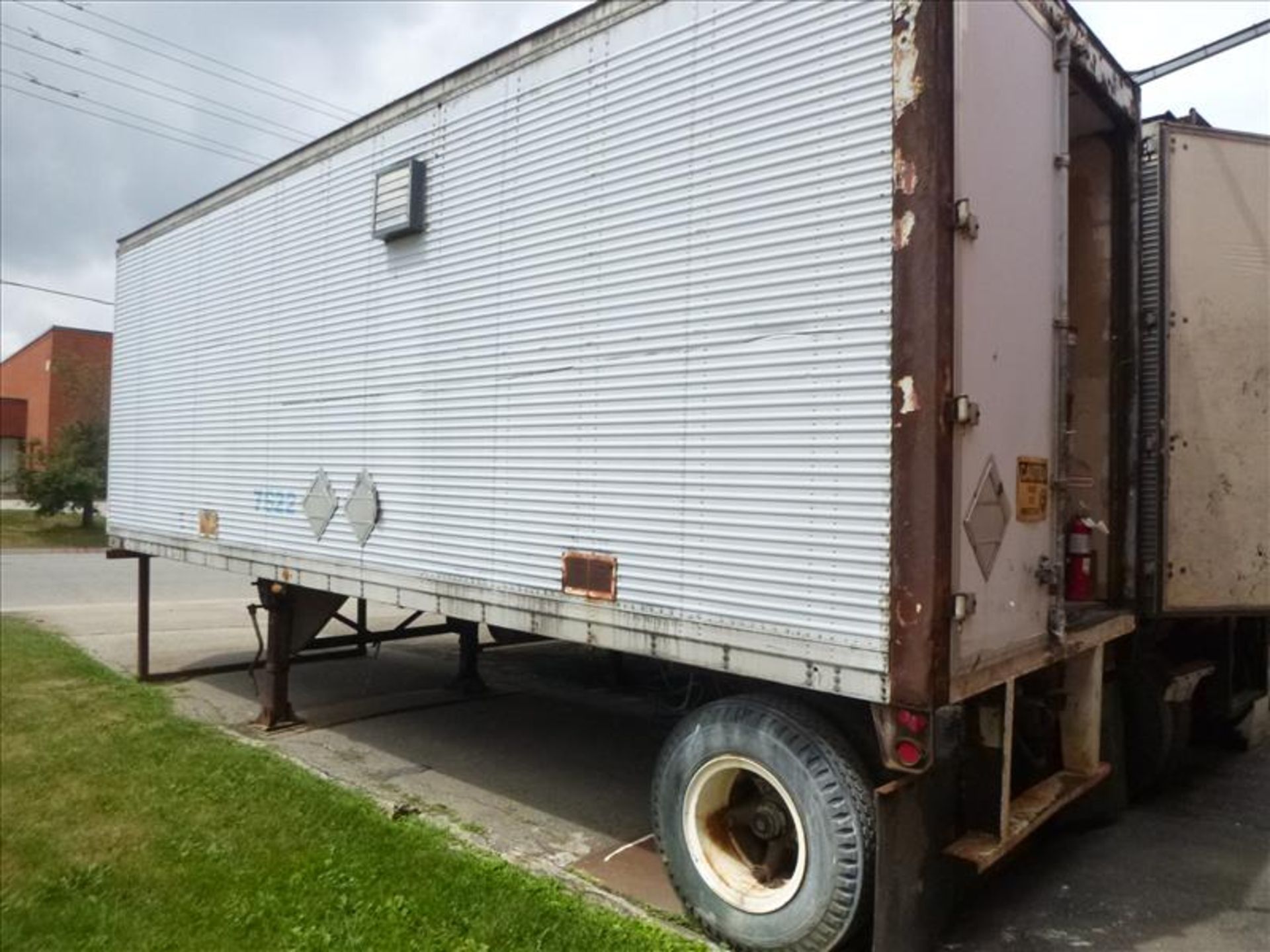 storage trailer, 24 ft., barn doors (Located in Mississauga, ON)