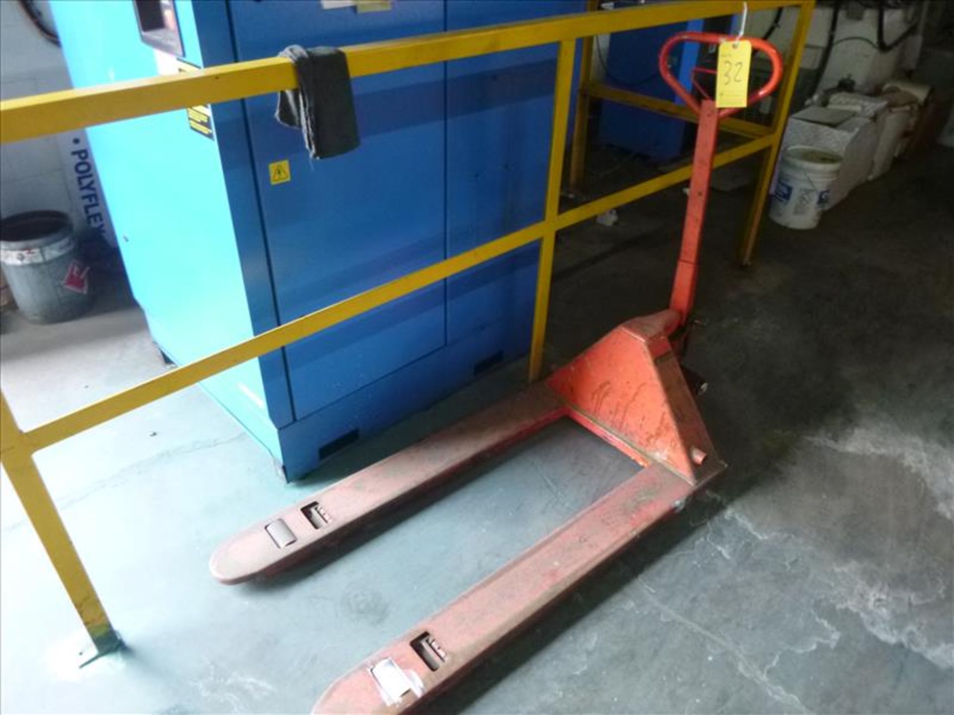 hydraulic pallet truck (Located in Mississauga, ON)