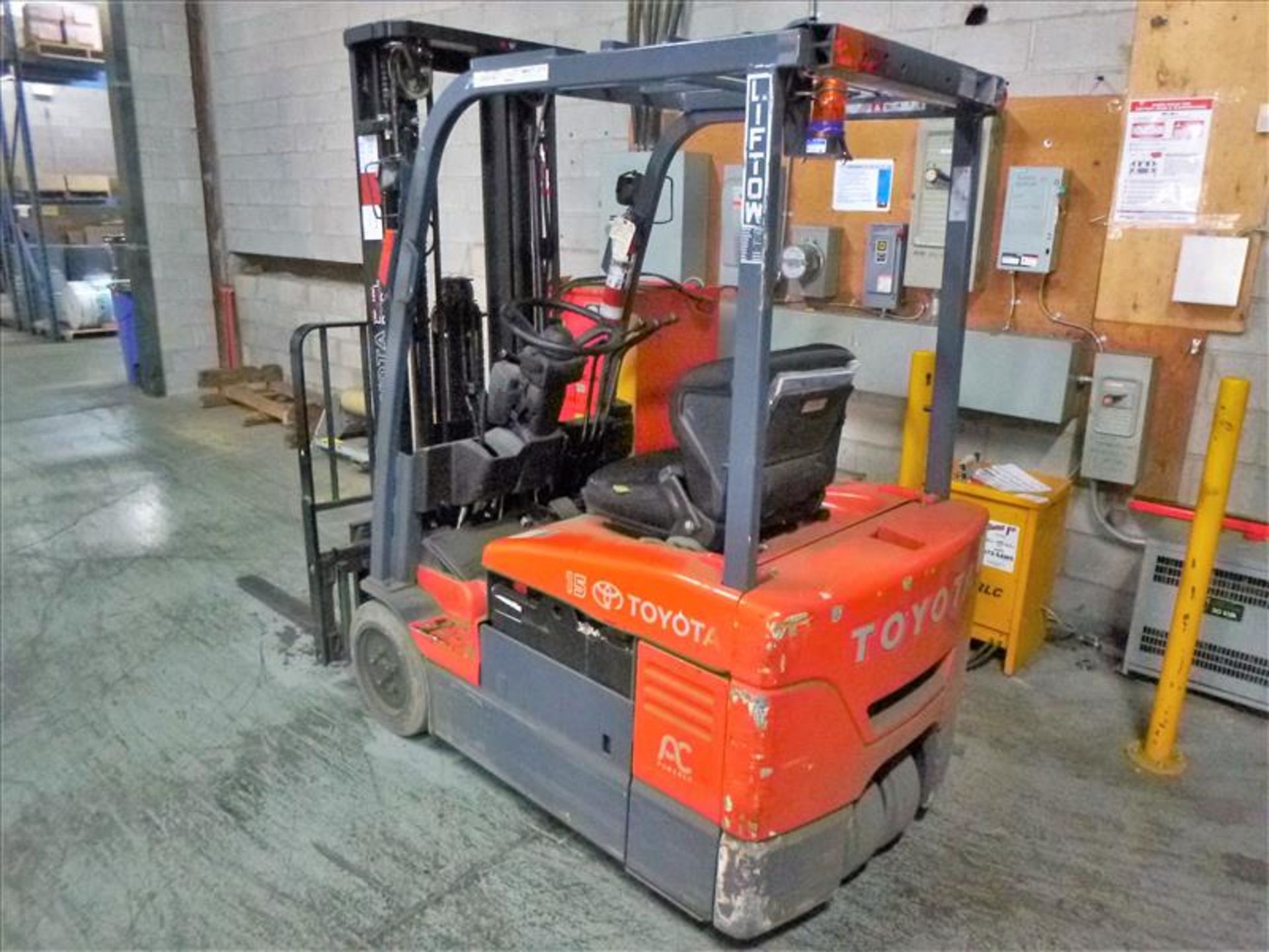 Toyota fork lift truck, mod. 7FBEU15, ser. no. 27447, 2600 lb. cap., 48V, 3-stage, side-shift, 3- - Bild 2 aus 4