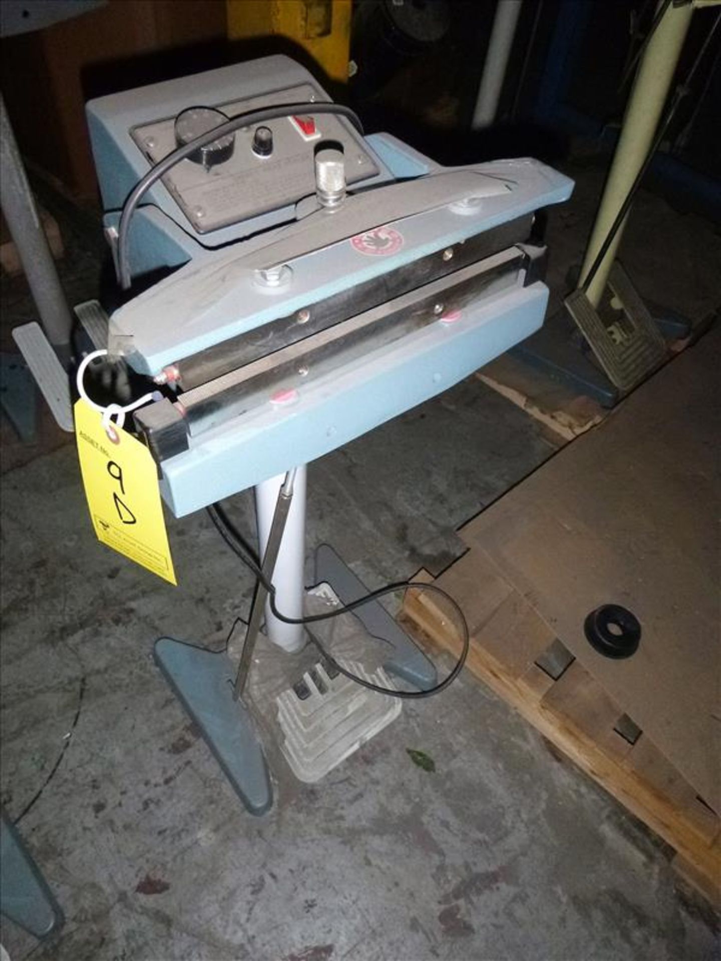 impulse sealer, 12 in. (Located in Mississauga, ON)