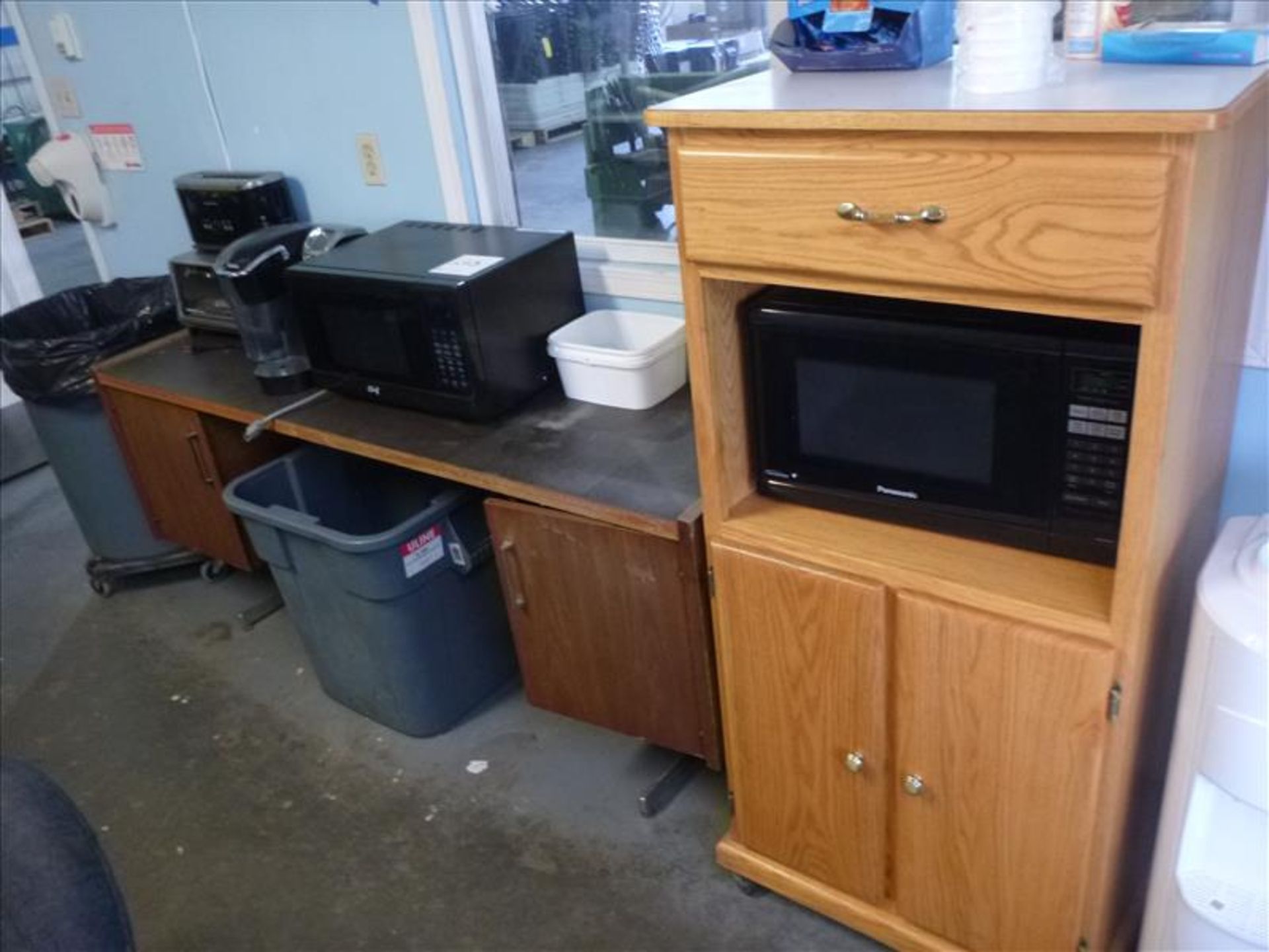 (2) microwave ovens & cabinet, (2) toasters (excluding Keurig coffee maker) [SP]