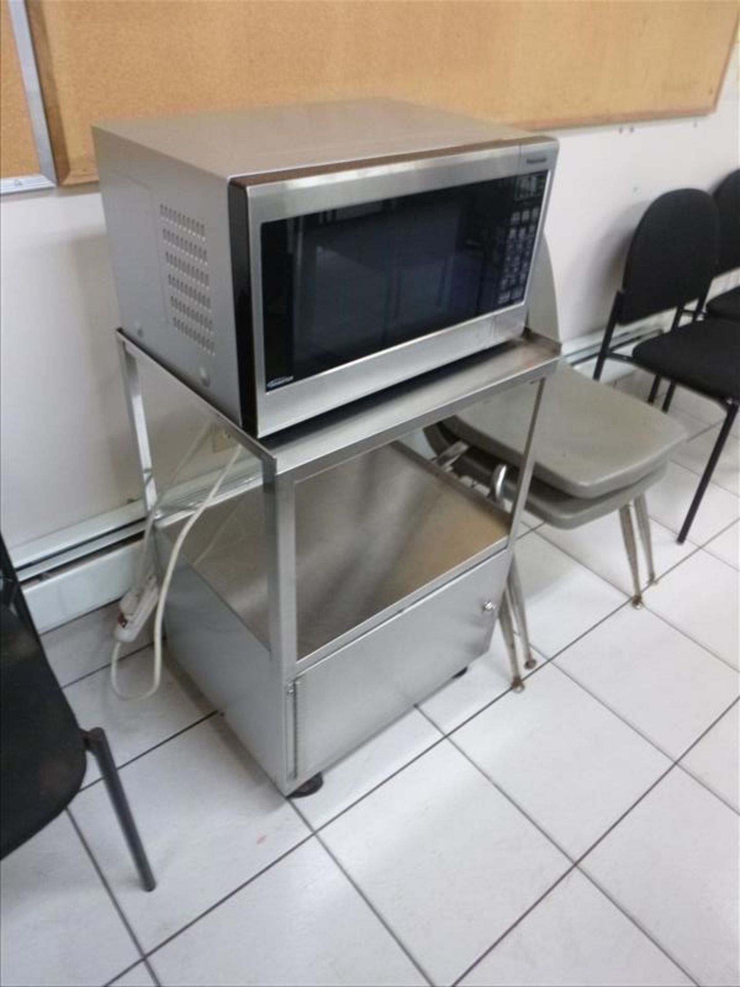(4) microwave ovens, (2) carts, toaster (excludes Newco coffee maker) [PR] - Image 2 of 3