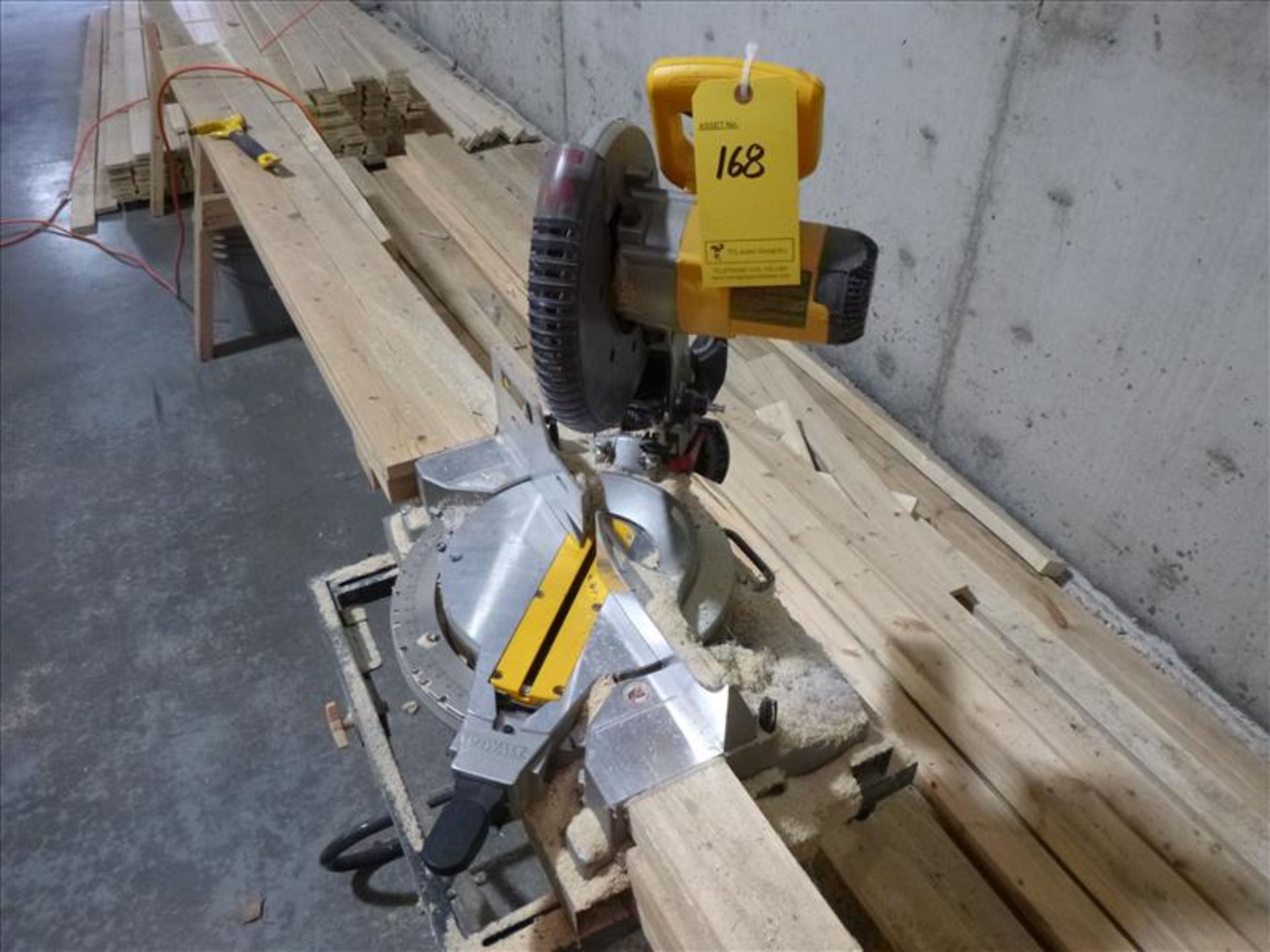 DeWalt miter saw, 10 in. [WH]