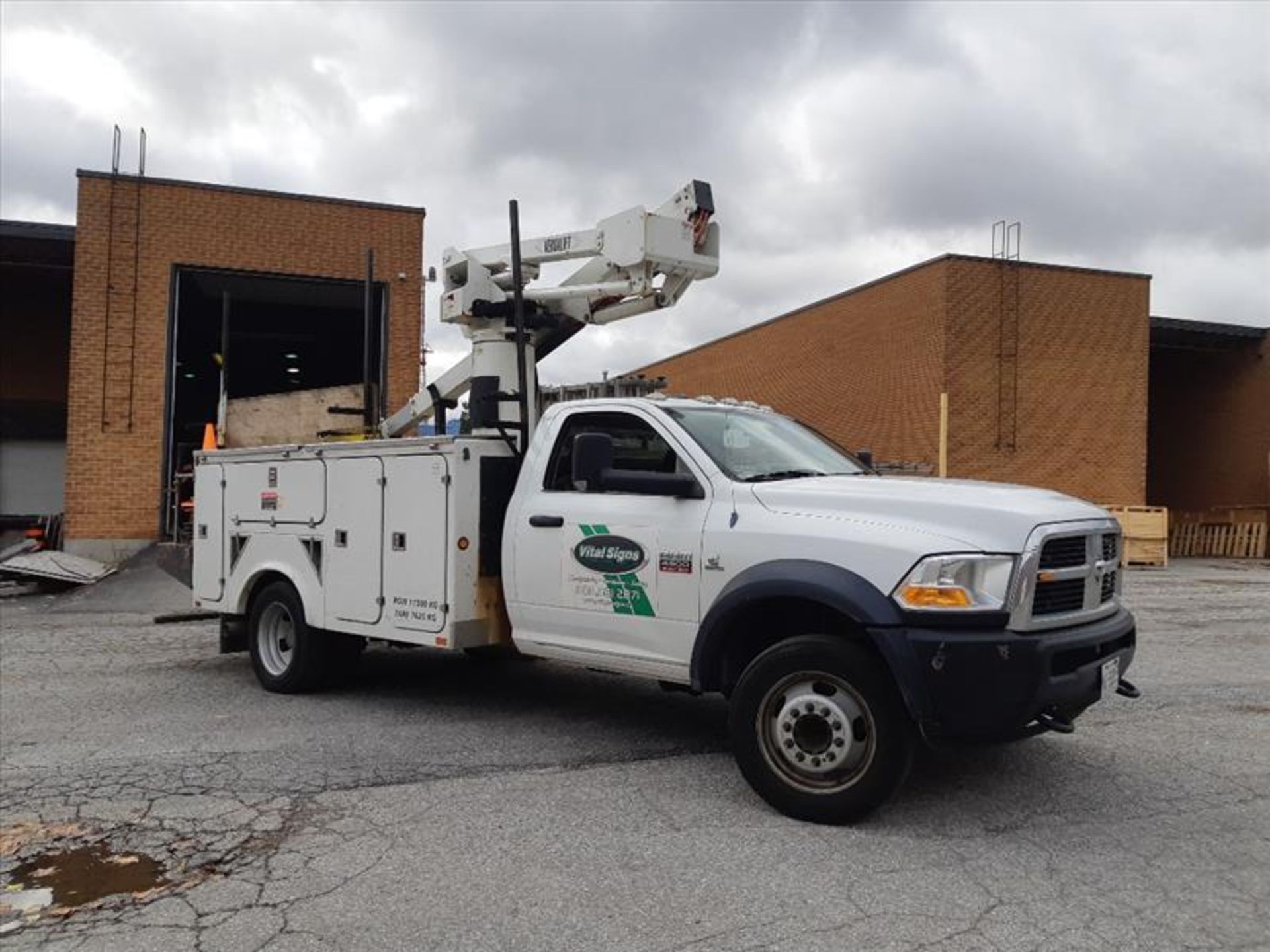 2011 Dodge Ram 4500 truck, Cummins diesel motor, 216000 km c/w 2014 Versa Lift Bucket - Image 2 of 9