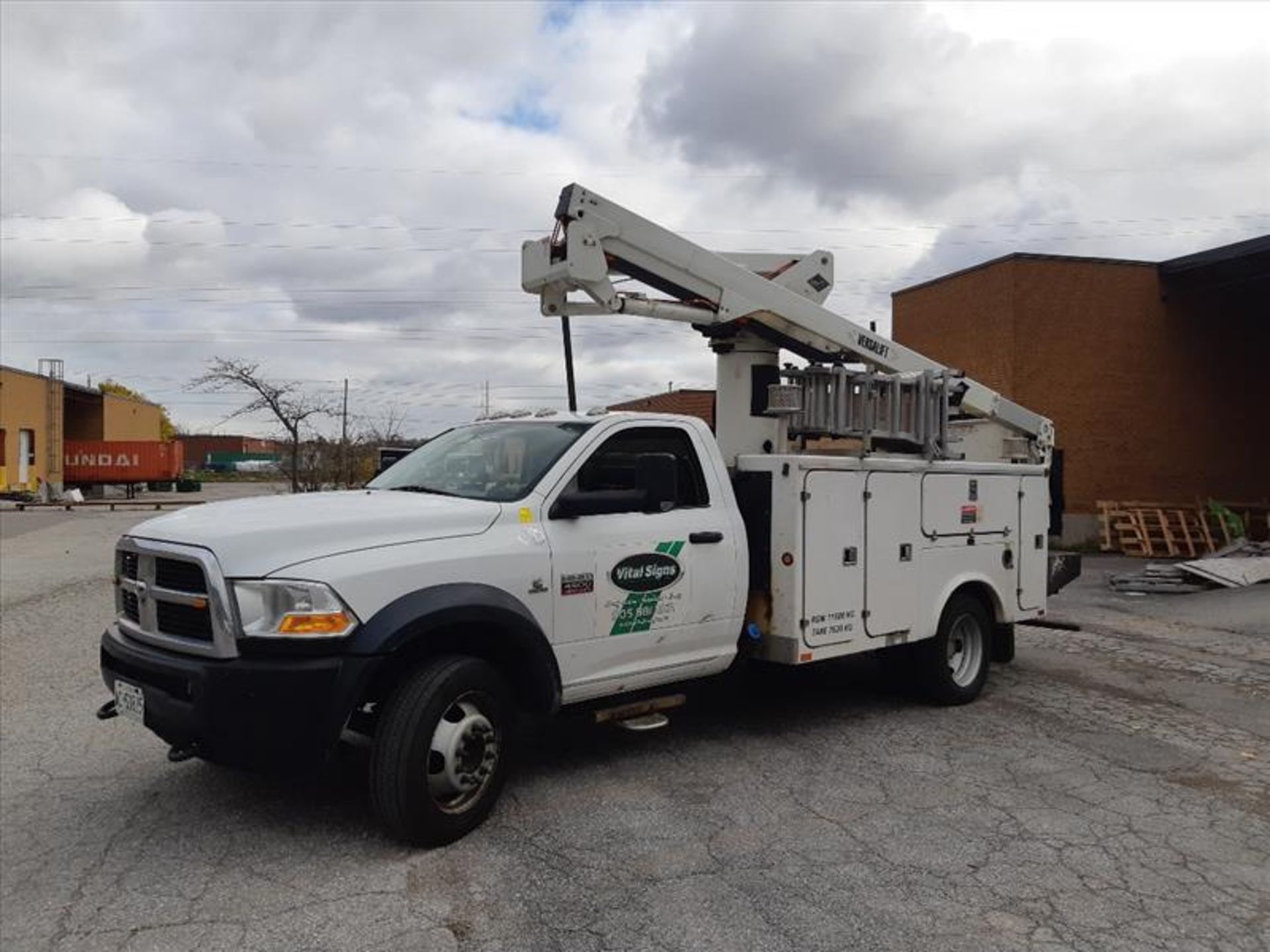 2011 Dodge Ram 4500 truck, Cummins diesel motor, 216000 km c/w 2014 Versa Lift Bucket