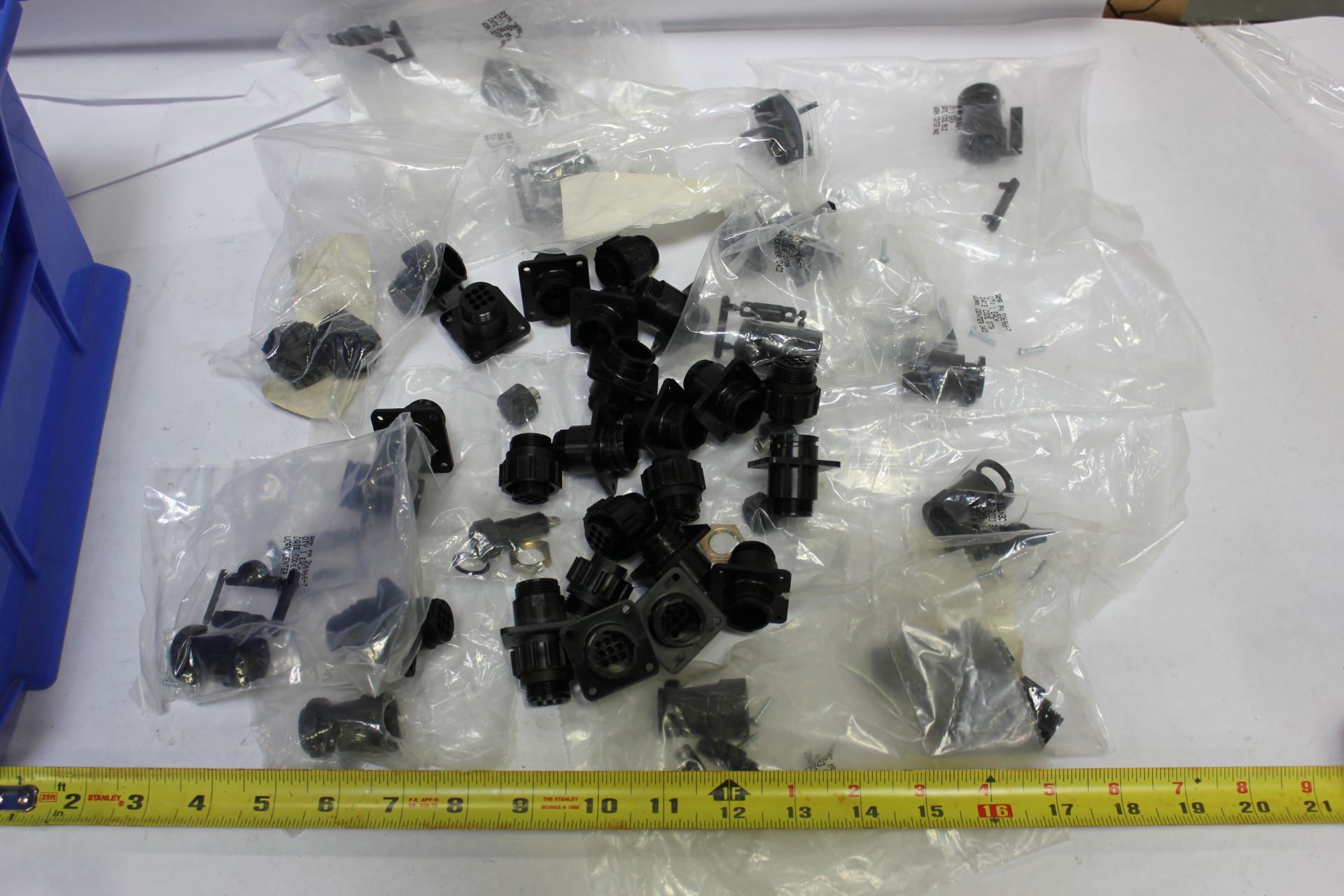 LOT OF AMPHENOL CONNECTORS