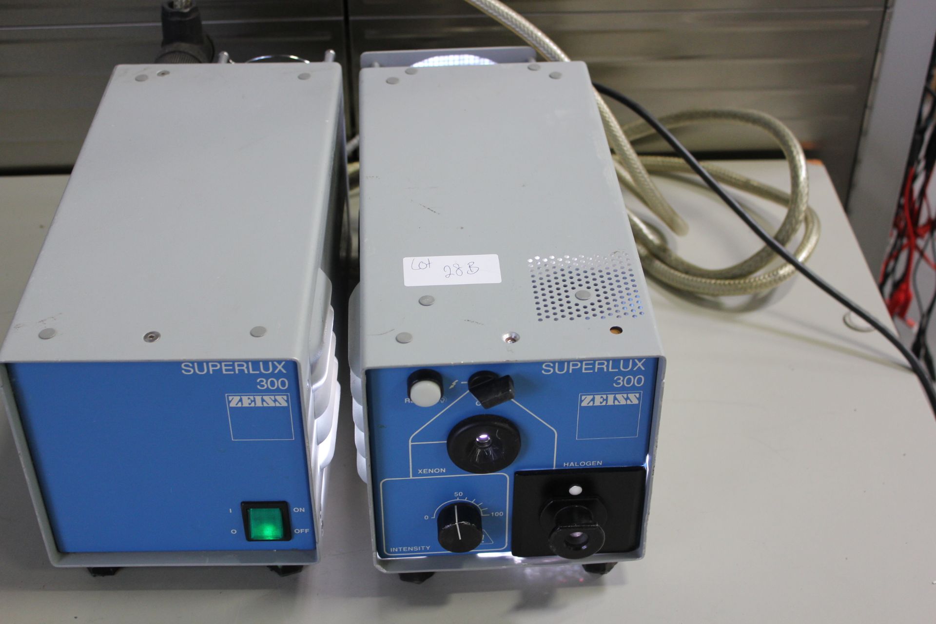 ZEISS SUPERLUX 300 MICROSCOPE XENON LIGHT SOURCE AND POWER SUPPLY - Image 2 of 4