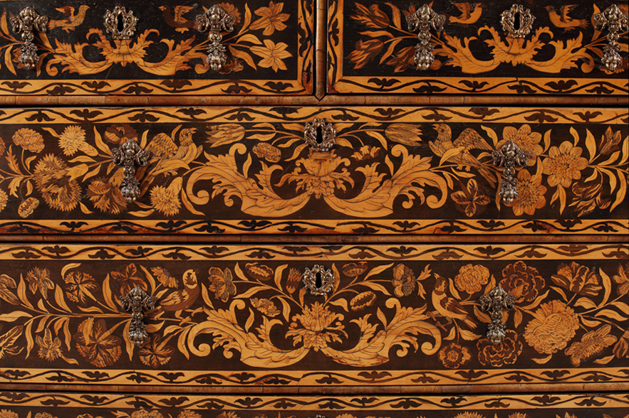 A William and Mary walnut, sycamore banded floral marquetry and oyster veneered chest - Bild 2 aus 4