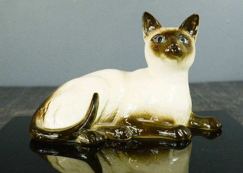 A Royal Doulton Cat, 1559 impressed to the base.