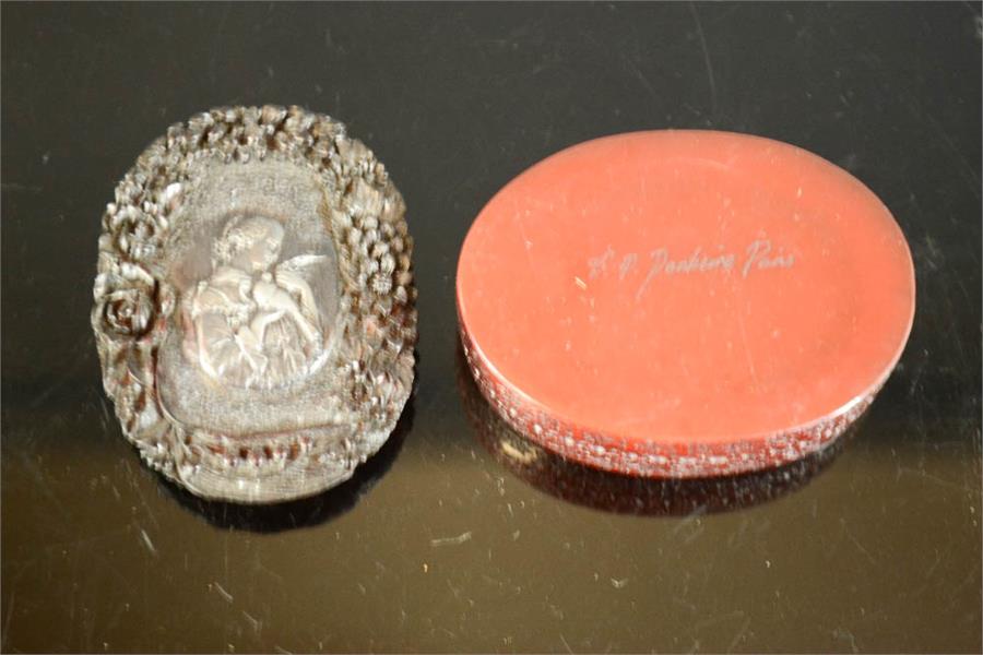 An oval Paris resin trinket box, signed, with relief moulded girl holding a dove to the lid. 7cm - Bild 2 aus 2