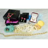A quantity of jewellery to include cut glass ball pendant, tie pin, necklaces, pearl necklace etc.