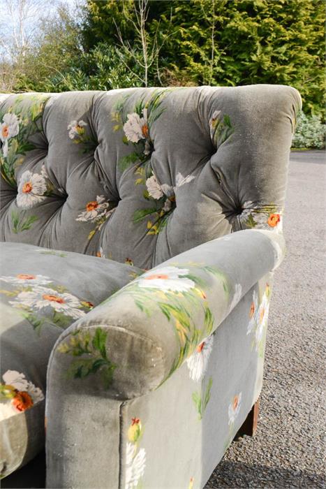 A mahogany framed button back settee, with curved front, upholstered in GP&J Baker Icelandic Poppies - Image 4 of 4