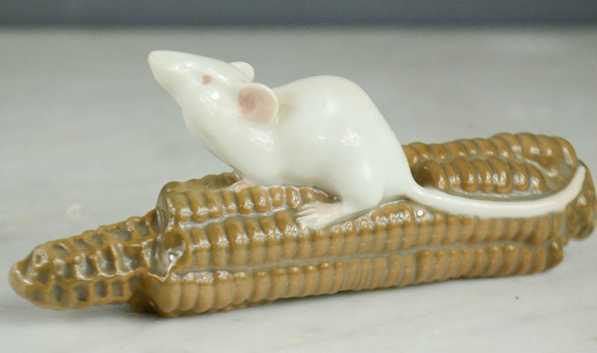 Royal Copenhagen Denmark porcelain mouse nibbling corn on the cob, no. 752 CK.