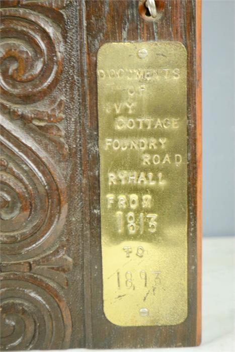 A carved oak box with a brass plaque stamped 'Documents of Ivy Cottage,Foundry Road, Ryhall, - Bild 2 aus 2