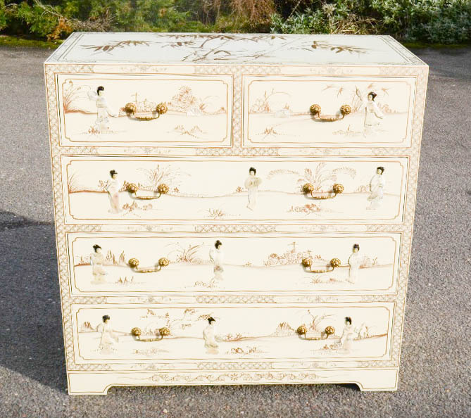 A Chinese white lacquered chest of drawers with mother of pearl figures and gilded highlights. - Bild 2 aus 2