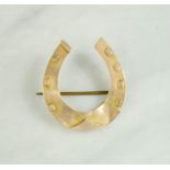 A 9ct gold horse shoe brooch, 2.8g.