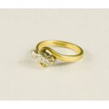An 18ct gold and diamond ring, set with three diamonds, size J, 2.9g.