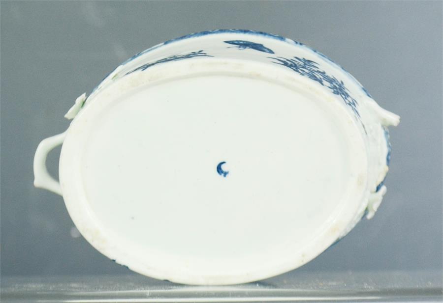 An 18th century Royal Worcester blue and white dish and cover. - Image 3 of 3