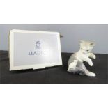 A Lladro cat and a mouse, boxed 010.05236.