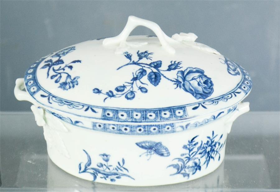 An 18th century Royal Worcester blue and white dish and cover. - Image 2 of 3