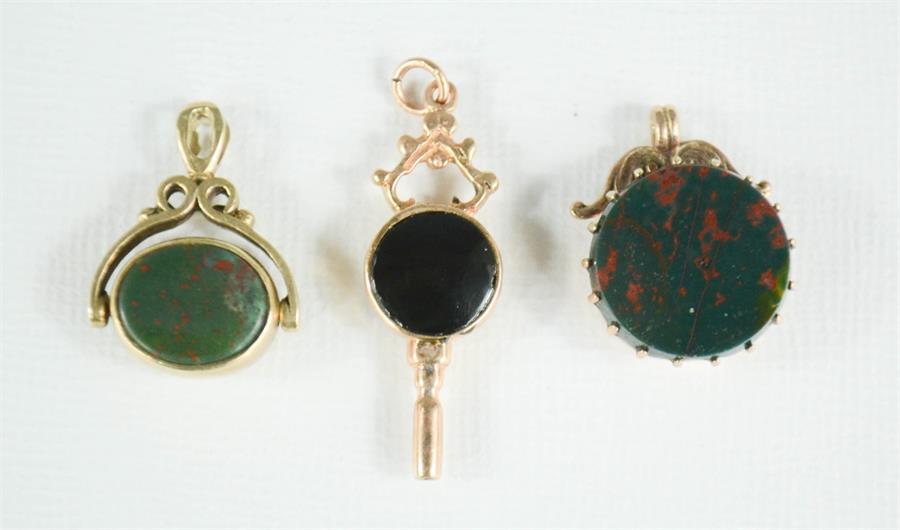 Three yellow metal and agate pendants, 8.9g.