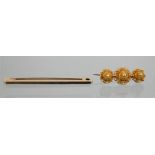 A 9ct gold tie pin, together with a small 9ct gold filagree brooch, 4.6g total.