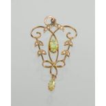 A 9ct gold, peridot and seed pearl pendant, 2.5g.