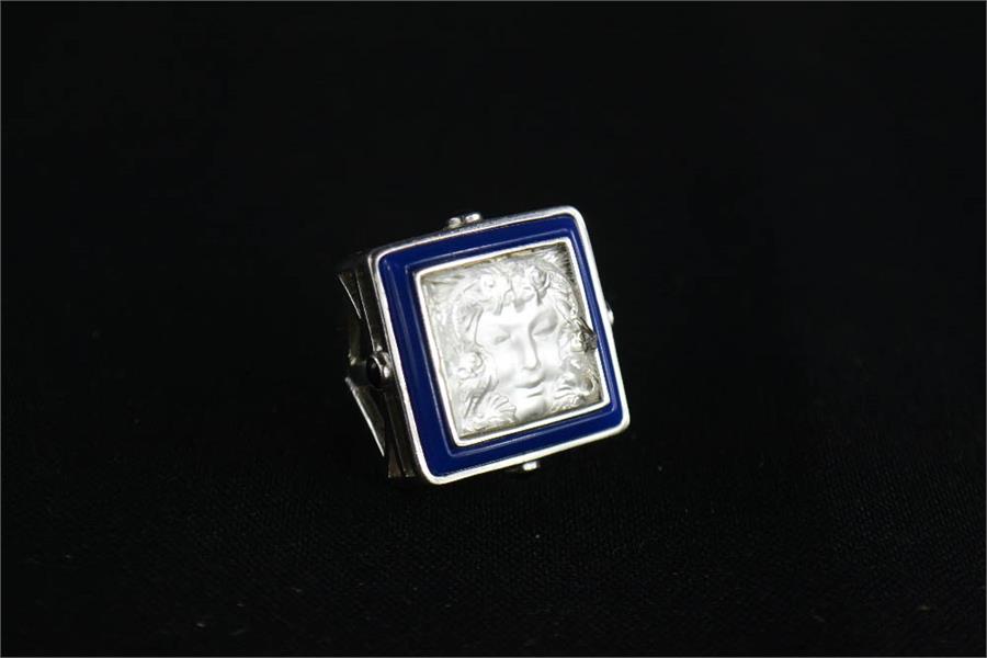 A Lalique Art Deco silver and crystal Masque Du Femme ring, bordered by blue enamel piping with - Bild 3 aus 9