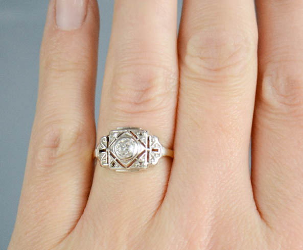An early 20th century Art Deco style ring with central diamond, set in platinum setting, on an - Image 4 of 5
