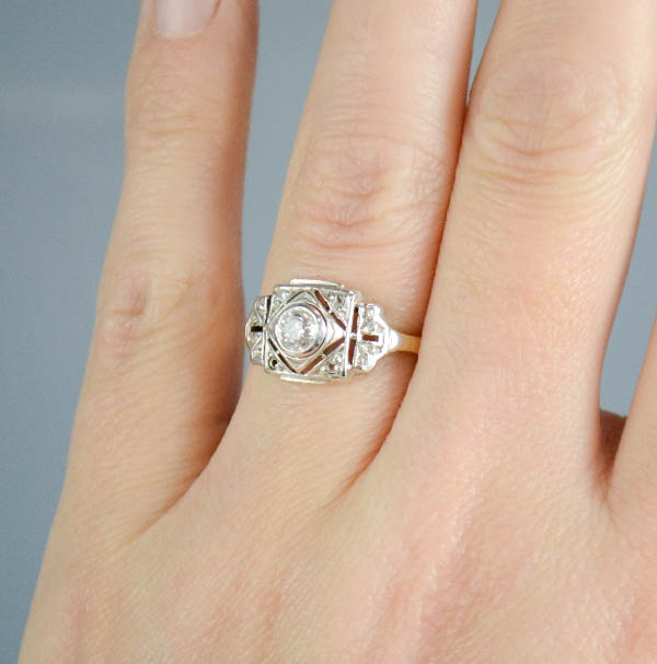 An early 20th century Art Deco style ring with central diamond, set in platinum setting, on an - Image 3 of 5