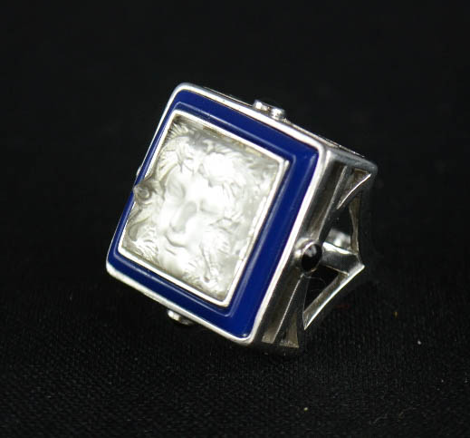 A Lalique Art Deco silver and crystal Masque Du Femme ring, bordered by blue enamel piping with - Bild 2 aus 9