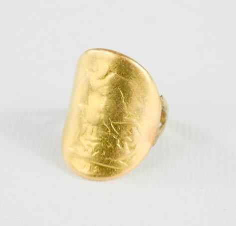 A yellow metal full sovereign ring 1912, size J. 8.0g. - Image 3 of 3
