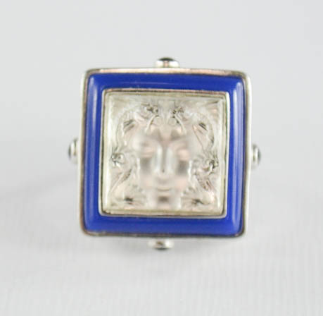 A Lalique Art Deco silver and crystal Masque Du Femme ring, bordered by blue enamel piping with - Bild 4 aus 9