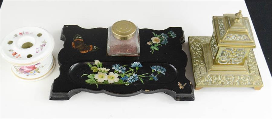 A black lacquered and decoupage inkwell together with a brass inkwell and a 19th century ceramic - Bild 2 aus 2
