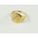 A 9ct gold signet ring, with silver and rose gold strips, 3.6g.