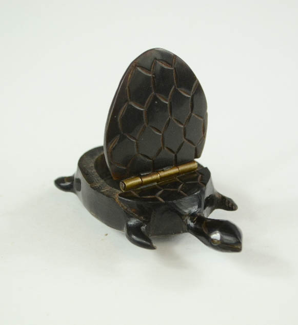 A 19th century horn turtle snuff box, English 1860-80. - Bild 2 aus 3